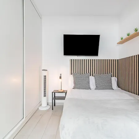 Minimalist & Exterior Next To The Apartman *